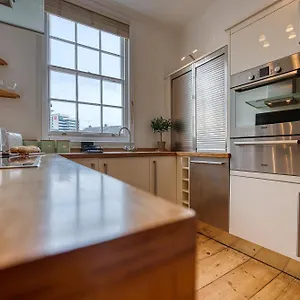 Apartment 2-bedroom Stunning, Modern & Spacious Apartment, Near Ocean Village, - Plenty Of Parking - By Blue Puffin, Southampton
